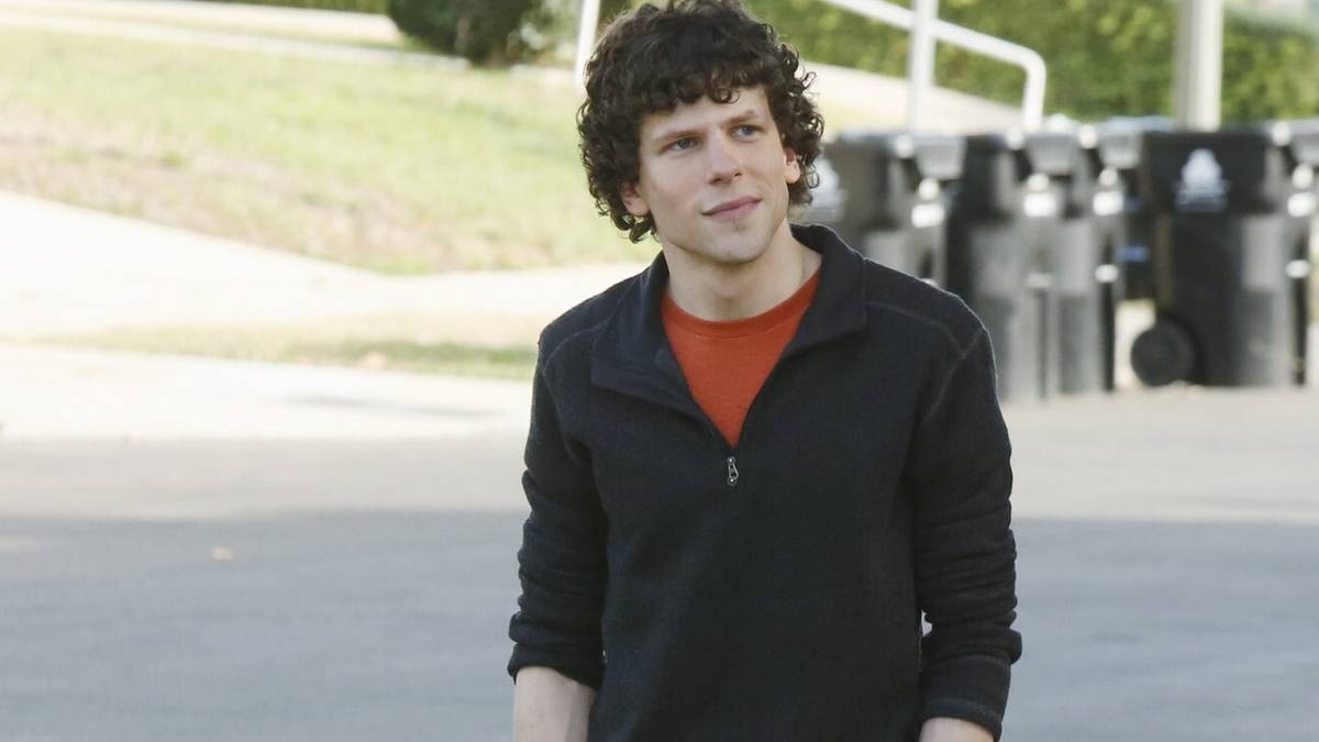 Peran Tamu Lucu Jesse Eisenberg di Keluarga Modern